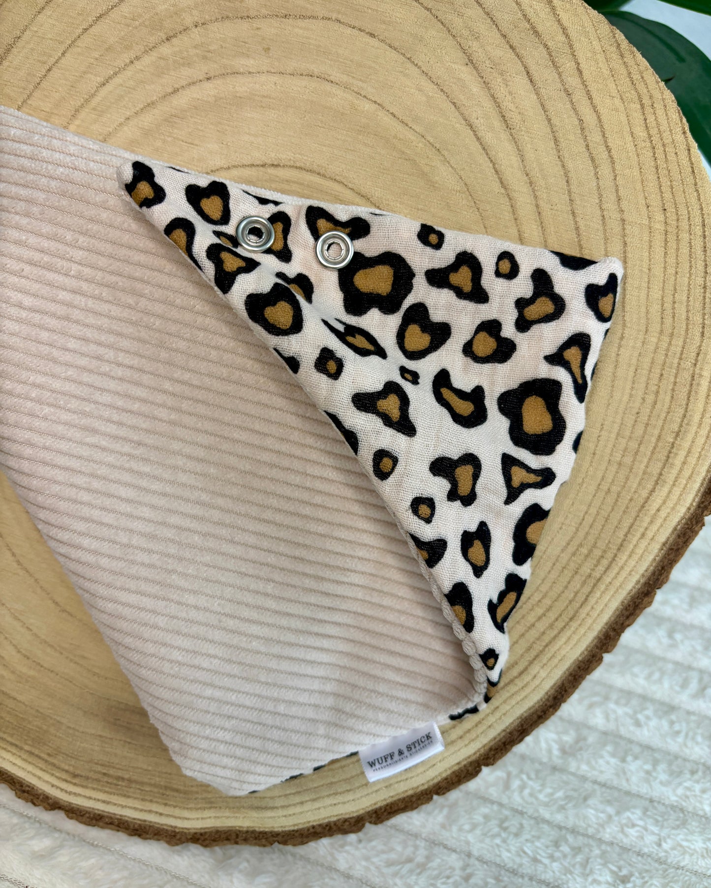 Wendehalstuch „Cord Leo“