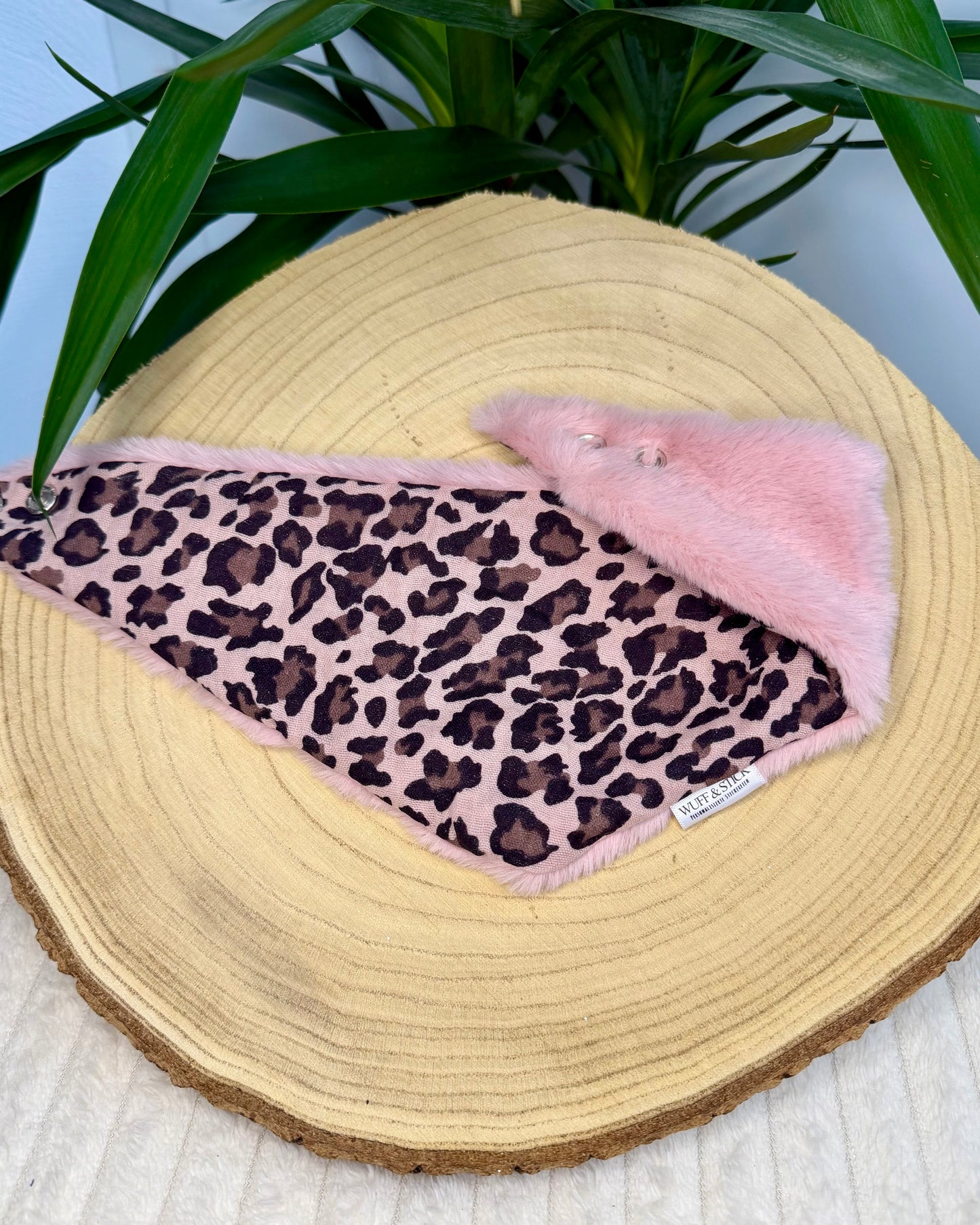 Wendehalstuch „Rosa Leo Dream“