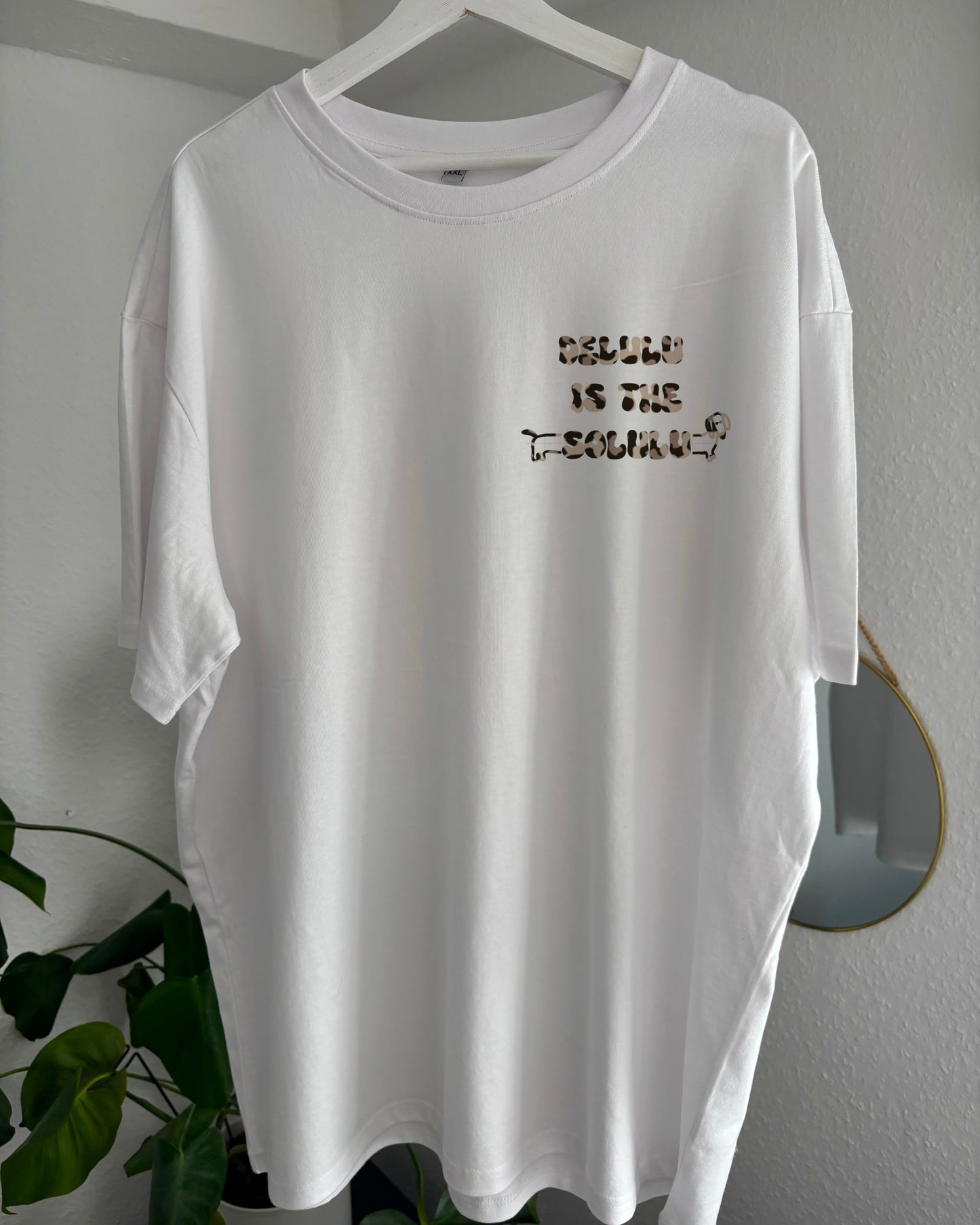 T-Shirt „Delulu“ Leo