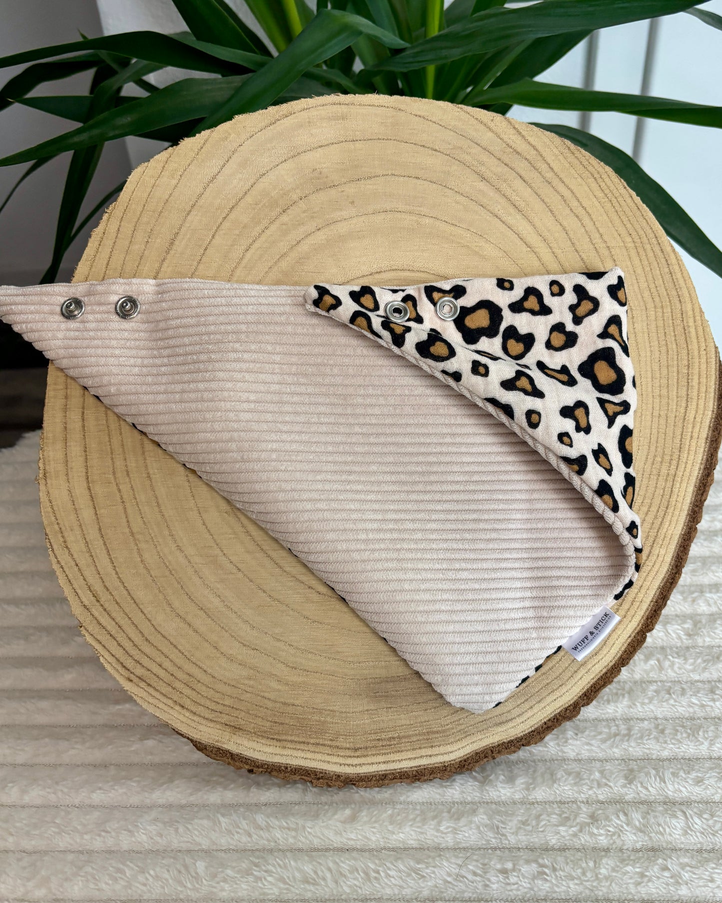 Wendehalstuch „Cord Leo“