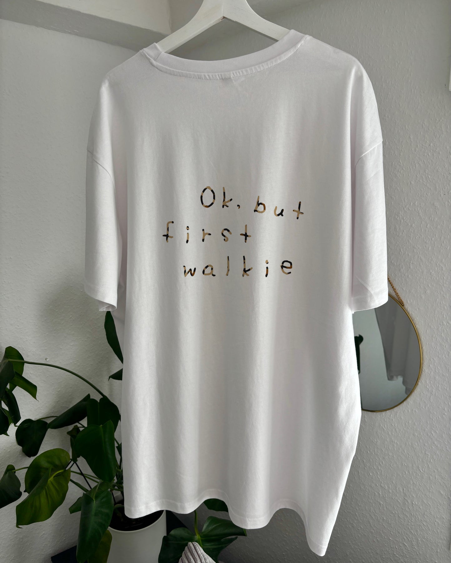 T-Shirt „Ok, but first walkie“